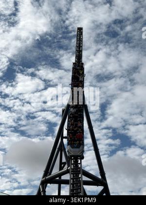 ORLANDO, FL - 31 maggio 2026: L'auto anteriore di un treno VelociCoaster ad alta velocità precipita dritto lungo un binario all'Universal Orlando Resort. Foto Stock