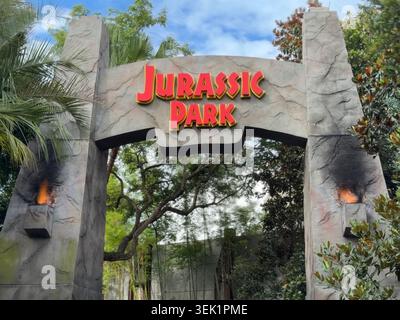 ORLANDO, Florida - 31 maggio 2026: L'iconico arco di ingresso in pietra al Jurassic Park fiancheggiato da palme e torce fiammeggianti all'Universal's Islands of Adventure Foto Stock