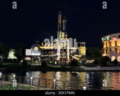 ORLANDO, FL - 31 maggio 2026: Una vista grandangolare dell'architettura in stile steampunk dell'edificio Toothsome Chocolate Emporium presso Universal CityWalk. Foto Stock