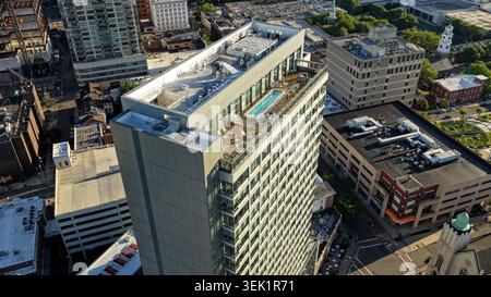 Veduta aerea di un alto e moderno edificio residenziale con piscina sul tetto nel centro di New Brunswick, New Jersey Foto Stock