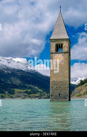 La Torre che rifiuta di scomparire sotto il silenzio alpino (Graun im Vinschgau, Tirolo: 12-maggio-2026) Foto Stock