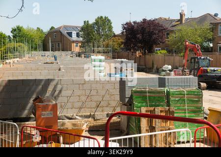 Edilizia popolare e case a schiera parzialmente costruite / blocco immobiliare / nuova costruzione / costruzione di nuove case a prezzi accessibili / appartamenti / appartamenti / appartamenti / appartamenti, in un ex sito di campo marrone a Twickenham. REGNO UNITO. Sviluppato da "sviluppi più frenetici". (148) Foto Stock
