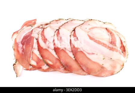 Fette di Guanciale, salumi italiani su sfondo bianco. Viene mangiato direttamente, ma l'uso principale è come ingrediente nei piatti di pasta Foto Stock
