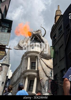 Per stare al sicuro sotto il limite di 150 personaggi di Alamy: ORLANDO, FL 31 maggio 2026: La statua del drago Gringotts sprigiona una palla di fuoco su Diagon Alley Foto Stock
