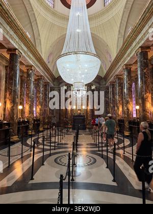 ORLANDO, FL - 31 maggio 2026: Una vista grandangolare della grande sala in marmo all'interno della Gringotts Wizarding Bank presso il Wizarding World of Harry Potter. Foto Stock