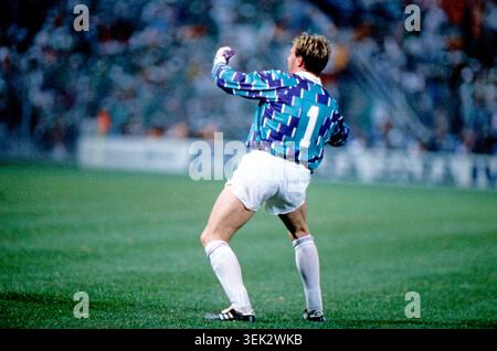 WM 1990 in Italia, Stadio la Favorita di Palermo, Gruppenphase: Irland vs Niederlande, 1:1. Der niederländische Torhüter Hans van Breukelen mit der Rückennummer 1 jubelt mit geballter Faust. Foto Stock