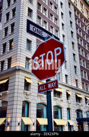 Fermata rossa e indicazioni stradali a senso unico sul palo di fronte allo storico edificio Beaux-Arts, quartiere finanziario, New York City, Stati Uniti Foto Stock