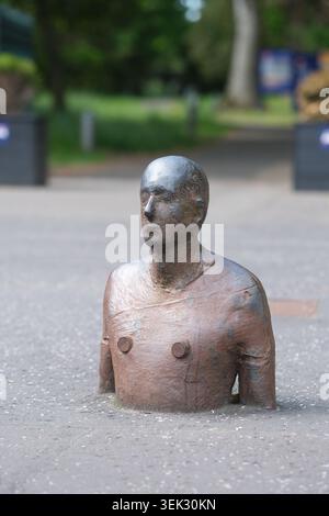 Modern One, Scottish National Gallery of Modern Art, Edimburgo, Scozia - Scultura di Antony Gormley all'ingresso della galleria Foto Stock