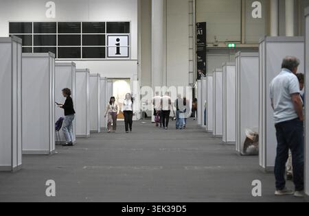 Amburgo, Germania. 31 maggio 2026. Il sito di conteggio per i voti postali è una sala espositiva. Questa domenica deciderà se il popolo di Amburgo vuole l'offerta per i Giochi olimpici e paraolimpici estivi del 2036, 2040 o 2044. Credito: Katrin Luxenburger/dpa/Alamy Live News Foto Stock