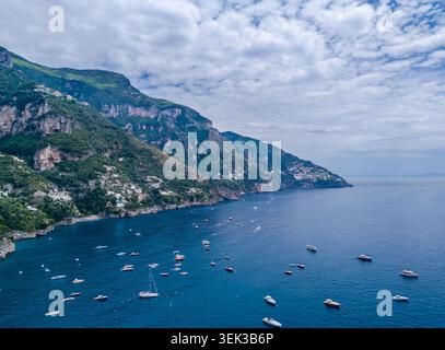 Vista aerea della Costiera Amalfitana vicino a Positano, Italia. Panorama mozzafiato sulla scogliera con case colorate Foto Stock