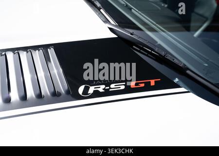 Primo piano del logo Jaguar XKR R-S GT sul cofano e delle prese d'aria in occasione della fiera Bicester, maggio 2026 Foto Stock