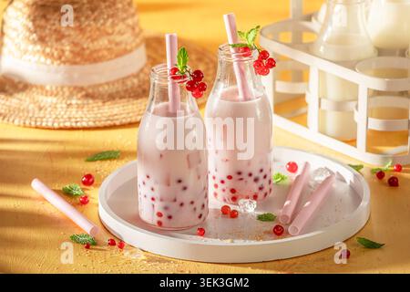 Bollicine di ribes rosso fresco e fresco a base di latte. Bollicine di tè con frutta fresca. Foto Stock