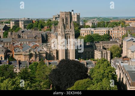 Vista elevata della torre Wills Memorial Building presso l'Università di Bristol, circondata dall'architettura storica del campus di Bristol, Inghilterra, Regno Unito Foto Stock