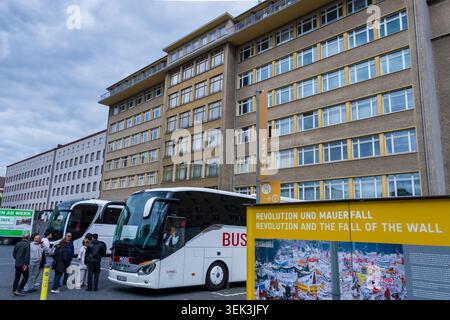 Tour in autobus e visitatori presso il complesso del Museo della Stasi a Berlino-Lichtenberg, Germania. Foto Stock