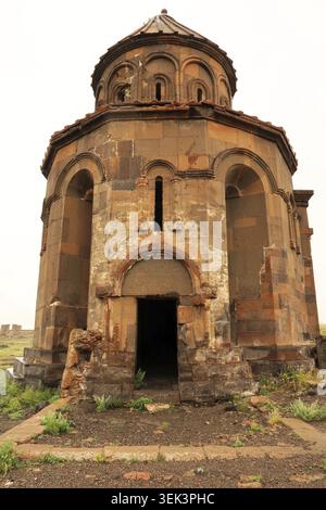La facciata anteriore della Chiesa di San Gregorio di Abughamir, Abughamrens, Abughamrents nell'antico sito di Ani, un armeno abbandonato in rovina Foto Stock