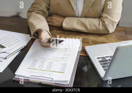 Persone aziendali con smartphone e dispositivi mobili che lavorano. Concetto di e-commerce per la tecnologia dei telefoni cellulari Foto Stock