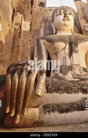 La grande mano dorata del Phra Achana, una maestosa statua di buddha seduto all'interno del Tempio Wat si Chum, Parco storico, sito archeologico, antico Foto Stock
