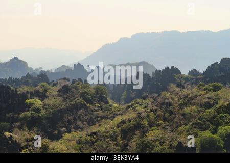 Vista spettacolare dal punto panoramico della foresta calcarea sul Thakhek Motobrike Loop, Laos 2023 Foto Stock