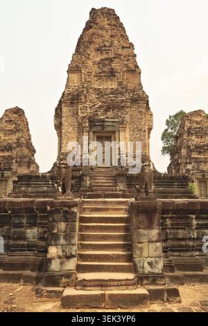 Uno degli stupa del Tempio Pre Rup e le scale che vi conducono, Angkor Wat, Siem Reap, Cambogia 2023 Foto Stock