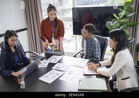 Donne d'affari asiatiche, progettisti di applicazioni che presentano prodotti di tendenza, report sulle applicazioni mobili, sviluppo di processi, progetto di progettazione software, Foto Stock