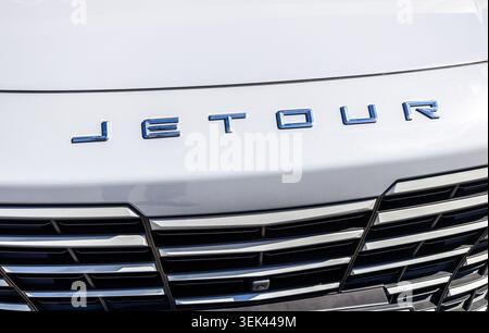 Samara, Russia - 23 maggio 2026: Parte anteriore del veicolo Jetour con logo. Produttore di automobili cinese Foto Stock