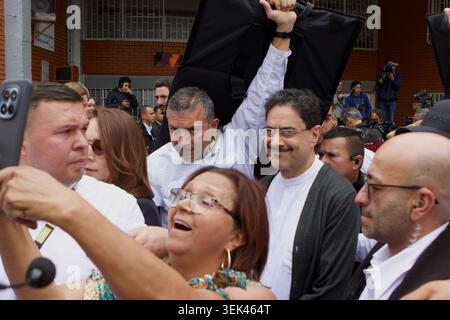 Bogotà, Cundinamarca, COLOMBIA. 31 maggio 2026. Il candidato presidenziale della coalizione di sinistra 'Pacto Historico'' IVAN CEPEDA, viene accolto dai sostenitori dopo aver votato durante il primo turno delle elezioni presidenziali colombiane a BogotÃ¡. Cepeda, una figura di spicco nei processi di pace con le FARC e l'ELN, ha votato in mezzo a una sicurezza rigorosa e a un'elevata affluenza agli elettori a livello nazionale. Crediti: ZUMA Press, Inc./Alamy Live News Foto Stock