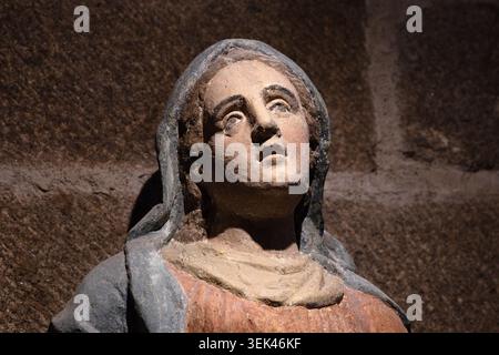 Statua dipinta Pietà all'interno della chiesa di Notre-Dame a Pontorson, Normandia, Francia. Foto Stock
