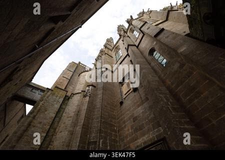 Vista dall'angolo basso dell'architettura gotica in pietra dell'Abbazia di Mont Saint-Michel in Normandia, Francia. Foto Stock