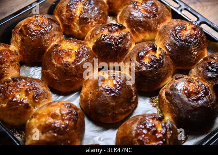 Hamburger Buns, panini caldi e gustosi, pane fresco artigianale Foto Stock