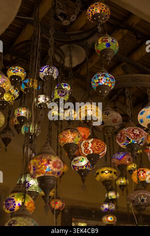 Lampade turche in vetro mosaico colorato appese nel tradizionale bazar di al Seef Dubai Foto Stock