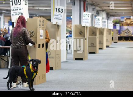 Bogotà, Cundinamarca, COLOMBIA. 31 maggio 2026. I colombiani si recano alle urne durante il primo turno delle elezioni presidenziali a BogotÃ¡. Le elezioni fungono da referendum critico sulla direzione politica del paese, con gli elettori che pesano le promesse di continuità della coalizione di sinistra contro la rinascita delle piattaforme di opposizione conservatrice e centrista in mezzo a sfide economiche più severe. Crediti: ZUMA Press, Inc./Alamy Live News Foto Stock