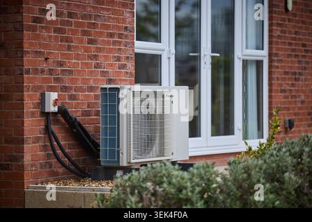 Pompa di calore a terra, un sistema di riscaldamento rinnovabile a basse emissioni di carbonio altamente efficiente in un giardino periferico Foto Stock