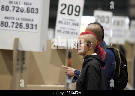Bogotà, Cundinamarca, COLOMBIA. 31 maggio 2026. I colombiani si recano alle urne durante il primo turno delle elezioni presidenziali a BogotÃ¡. Le elezioni fungono da referendum critico sulla direzione politica del paese, con gli elettori che pesano le promesse di continuità della coalizione di sinistra contro la rinascita delle piattaforme di opposizione conservatrice e centrista in mezzo a sfide economiche più severe. Crediti: ZUMA Press, Inc./Alamy Live News Foto Stock
