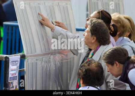 Bogotà, Cundinamarca, COLOMBIA. 31 maggio 2026. Gli elettori colombiani cercano i loro tavoli di voto durante il primo turno delle elezioni presidenziali a BogotÃ¡. Le elezioni fungono da referendum critico sulla direzione politica del paese, con gli elettori che pesano le promesse di continuità della coalizione di sinistra contro la rinascita delle piattaforme di opposizione conservatrice e centrista in mezzo a sfide economiche più severe. Crediti: ZUMA Press, Inc./Alamy Live News Foto Stock