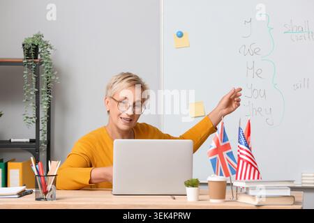 Insegnante di inglese che tiene lezioni online in classe Foto Stock