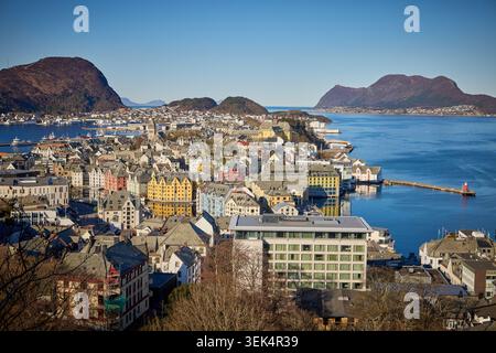 Alesund, Norvegia, vista sopraelevata del centro città dal punto panoramico di Aksla Foto Stock