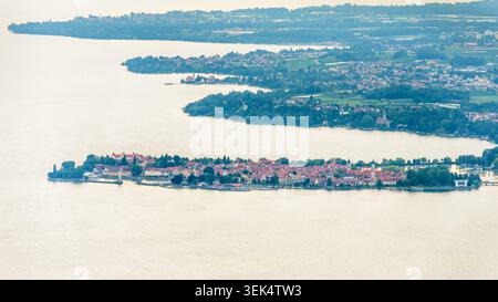 Una fotografia aerea che cattura la città isolana di Lindau situata sul lago di Costanza. L'isola è densamente popolata da edifici storici Foto Stock