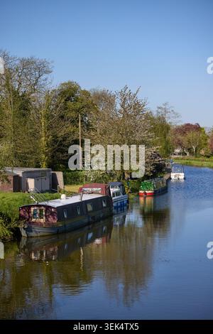 Villaggio di Grappenhall nel Borough di Warrington nel Cheshire. Nella foto è stato raffigurato il Bridgewater Canal nell'area del ponte Stanny Lunt Foto Stock