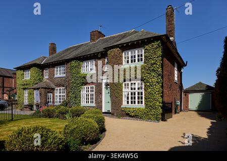 Villaggio di Grappenhall nel Borough di Warrington nel Cheshire. Casa raffigurata in Church Lane Foto Stock