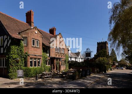 Villaggio di Grappenhall nel Borough di Warrington nel Cheshire. Nella foto della chiesa di St Wilfrid e del Rams Head Inn Foto Stock