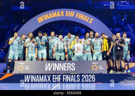 Amburgo, Germania. 31 maggio 2026. I giocatori di THW Kiel festeggiano dopo la vittoria durante la finale di pallamano delle Winamax EHF Finals 2026 tra THW Kiel e MT Melsungen alla Barclays Arena il 31 maggio 2026 ad Amburgo, Germania. Credito: DeFodi GmbH & Co KG/Alamy Live News Foto Stock