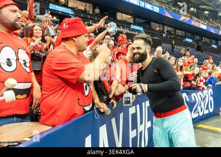 Amburgo, Germania. 31 maggio 2026. Ruben Marchan (MT Melsungen) festeggia con i tifosi durante la finale di pallamano delle Winamax EHF Finals 2026 tra THW Kiel e MT Melsungen alla Barclays Arena il 31 maggio 2026 ad Amburgo, Germania. Credito: DeFodi GmbH & Co KG/Alamy Live News Foto Stock