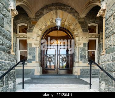 Ingresso ornato in pietra e doppie porte in legno di Healy Hall nel campus della Georgetown University di Washington, D.C. Foto Stock