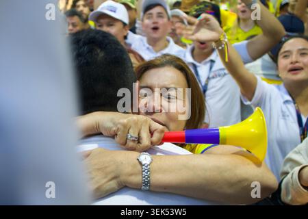 Bogotà, Cundinamarca, COLOMBIA. 31 maggio 2026. I sostenitori dell'outsider di destra ABELARDO DE LA ESPRIELLA celebrano nella sua sede della campagna di Bogotà dopo che i risultati preliminari lo hanno posto al primo posto nel turno di apertura delle elezioni presidenziali in Colombia. De la Espriella ha sfidato i recenti sondaggi per assicurarsi il 43,7% dei voti, avanzando verso un ballottaggio del 21 giugno contro il senatore di sinistra IvÃ¡n Cepeda. Crediti: ZUMA Press, Inc./Alamy Live News Foto Stock