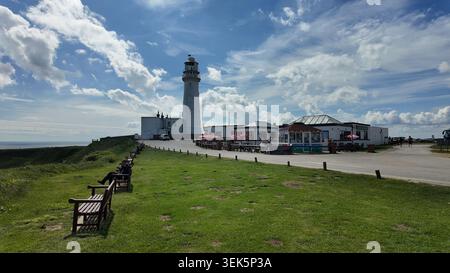 Flamborough Head Lighthouse è un faro attivo situato sulla costa frastagliata del Giurassico di Flamborough, nell'East Yorkshire. Inghilterra Foto Stock