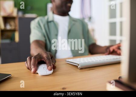 Uomo anziano nero e donna di mezza età che imparano online a casa Foto Stock