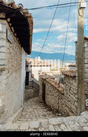 Vicoli acciottolati e case in pietra all'interno del castello di Berat in Albania Foto Stock