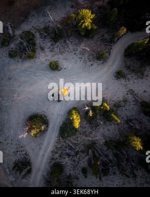 Veicolo fuoristrada giallo parcheggiato su una strada sterrata tortuosa Foto Stock