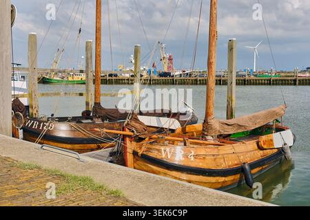 Storiche barche da pesca in legno nel porto di Den Oever, Paesi Bassi, che riflettono il patrimonio marittimo e l'artigianato tradizionale Foto Stock