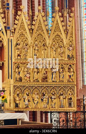 Pale d'altare gotiche incise a Bad Doberan Minster, Germania, figure religiose e intricati dettagli in oro, Meclemburgo Foto Stock